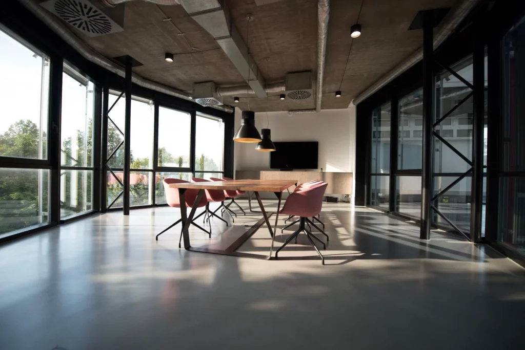 Office furniture, made to the millimetre.